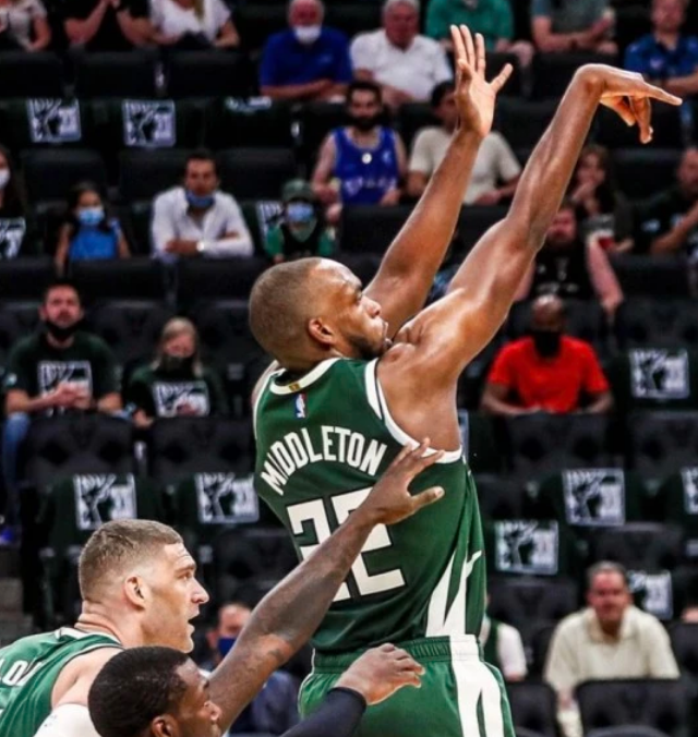  巴特勒三双热火加时险胜尼克斯  